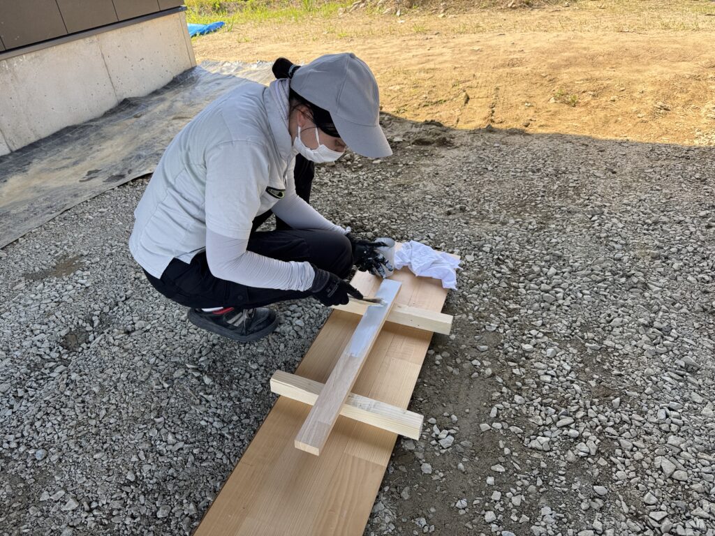 白でもなく、グレーでもなく。棚板のちょうどいい色を探して