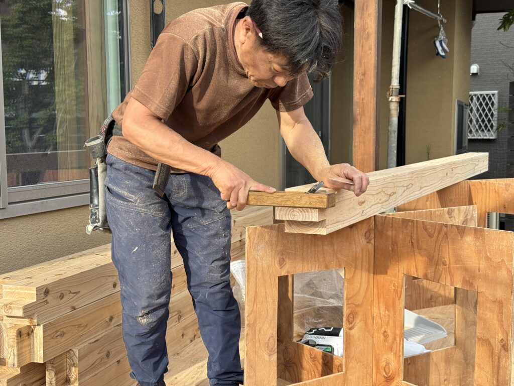 手刻みの現場。家づくりは図面だけでは完成しない。