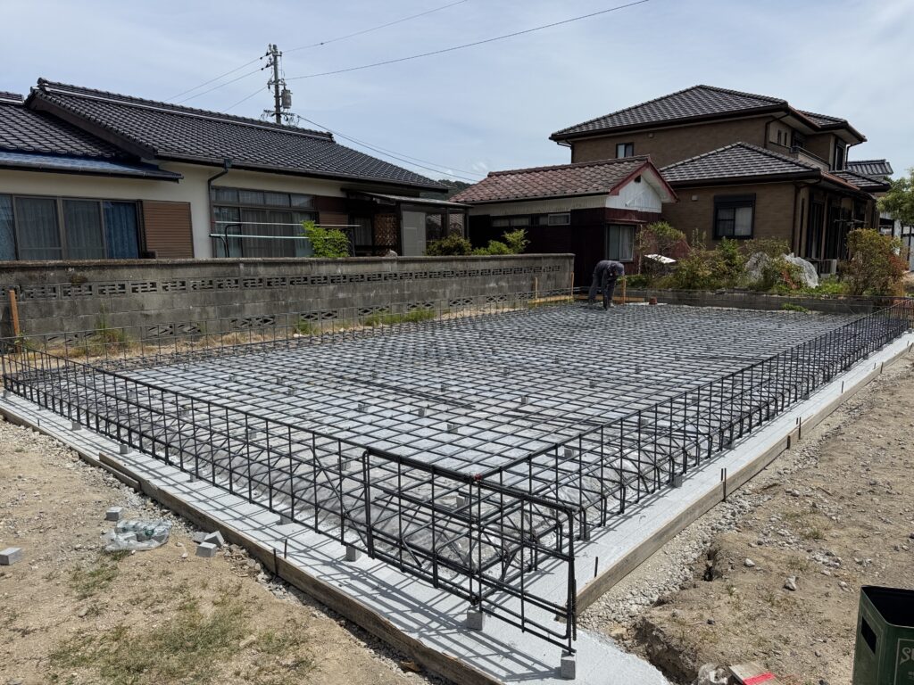 基礎工事｜防湿シートから鉄筋組みへ