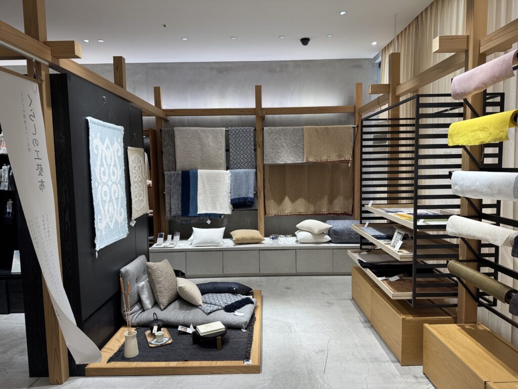 中川政七商店渋谷店の木の架構と布の売場