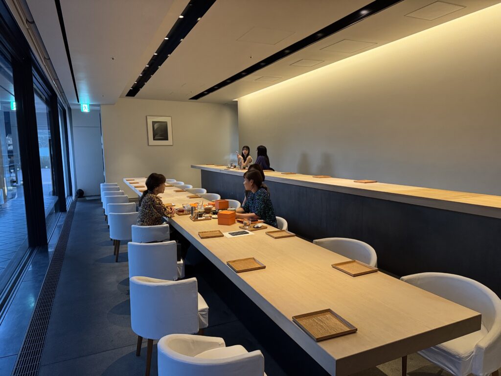 茶洒金田中の一枚板カウンターとガラス越しの庭