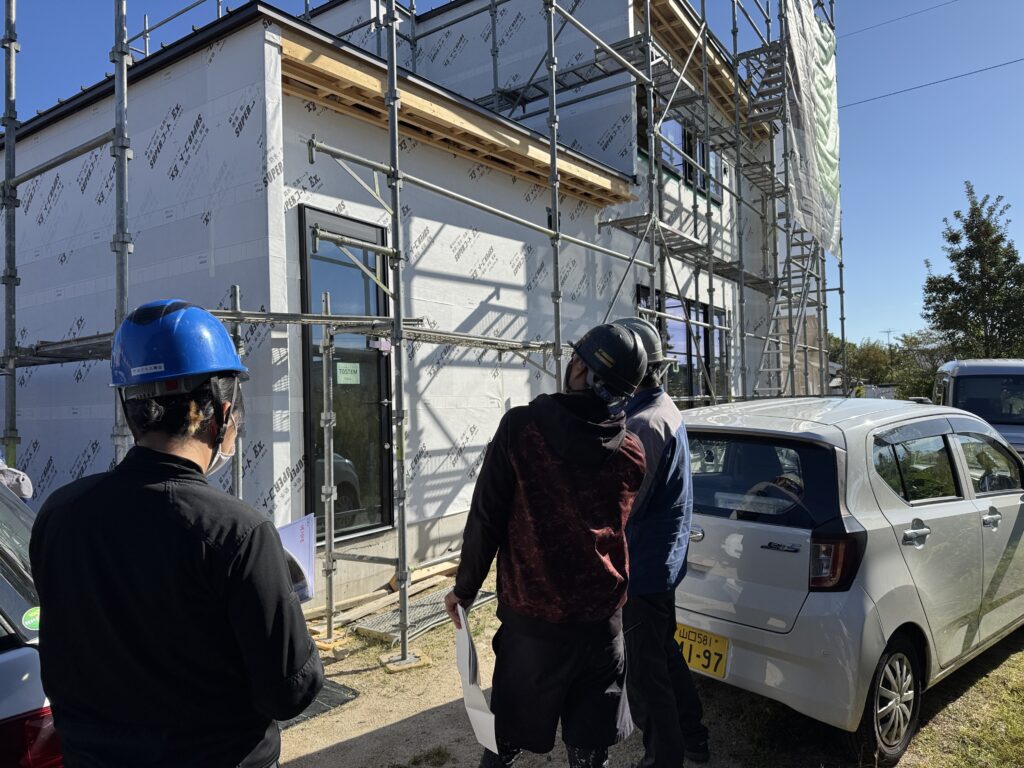 外壁を張る前に、透湿防水シートを外壁屋さんと一緒に確認しました