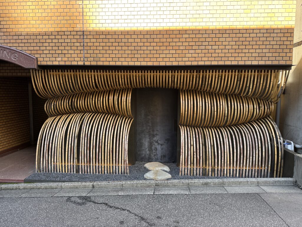 神楽坂の路地で見かけた曲げ竹の入口