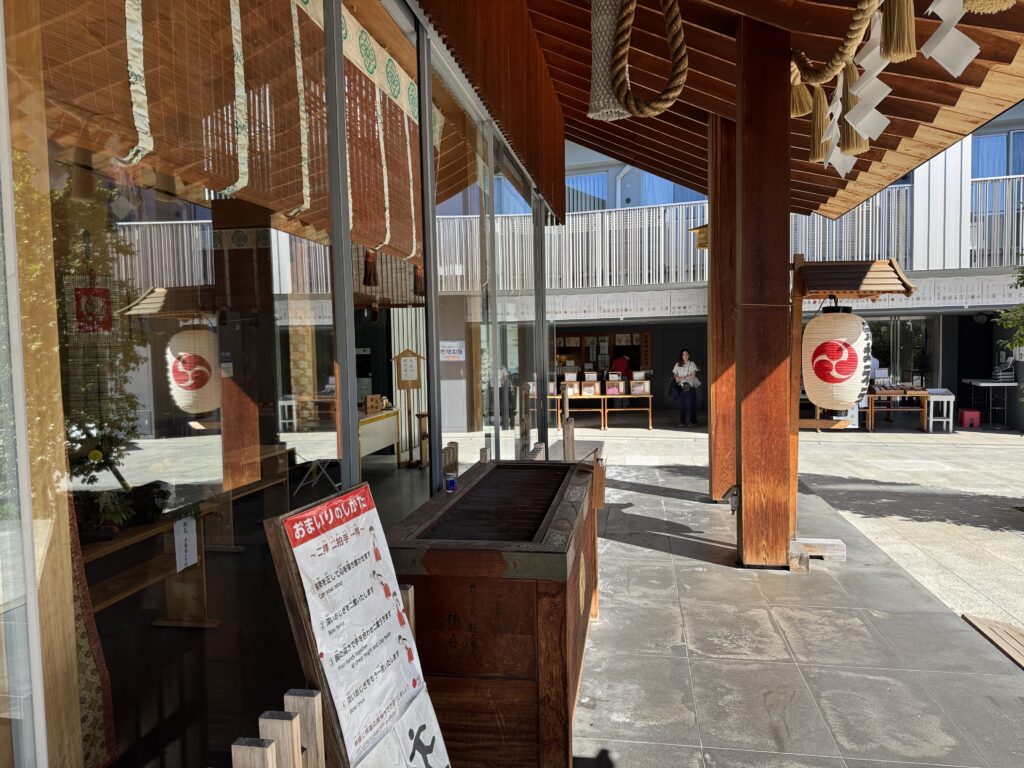 木とガラスでつくられた赤城神社の社殿
