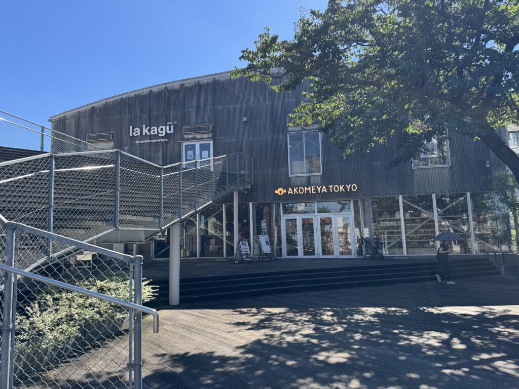 新潮社の倉庫を隈研吾がリノベーションしたla kaguの外観