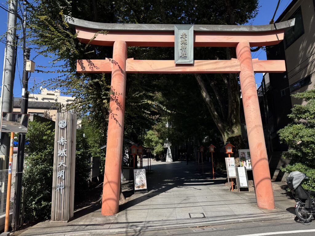 赤城神社の鳥居と参道