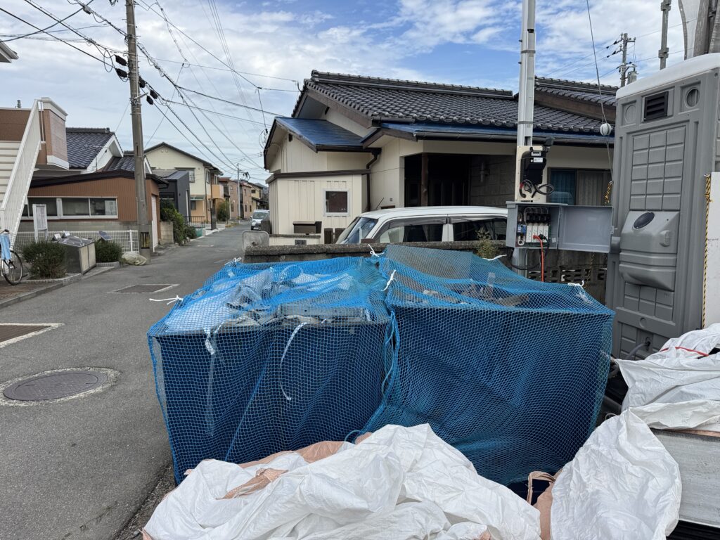 台風対策でネットをかけ終えた現場のゴミ箱